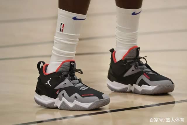 NBA总决赛G1-马刺负尼克斯 文班26+12布伦森30分